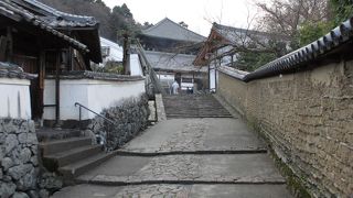 東大寺裏の裏参道の道から眺める二月堂はとても趣があります。二月堂からの眺めもとても良いです。