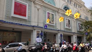 ホーチミン市内の目貫通り。大抵のものはある