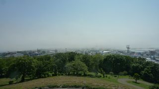 紋別市市街中心にある流氷展望台が目印の見晴しのいい公園です。