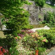 うっそうとした木々に囲まれた日本情緒あふれるオホーツク庭園。