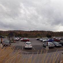 駐車場。週末は車でいっぱい！