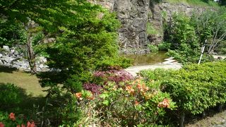 うっそうとした木々に囲まれた日本情緒あふれるオホーツク庭園。