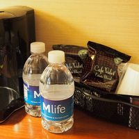 コーヒーメーカーもあり、お水は毎日2本ずつ補充されます。