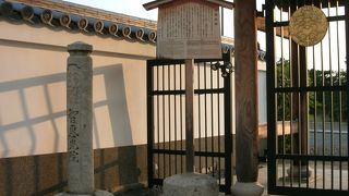 小野篁の作と伝わる六臂地蔵尊がお祀りされてい.る.