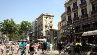 にぎやかな通り