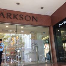 ドンコイ通りとの交差点にあるパークソン