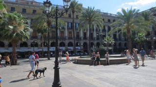 ガウディの街灯があります