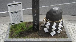 交差点にひっそりと。