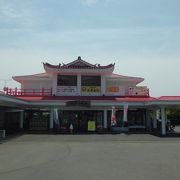 湖畔の土産物店　庭園は有料です