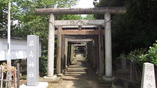 千葉公園南側出入口の並び隣りにある小さな神社です