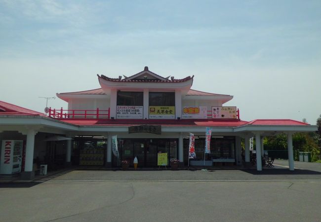 湖畔の土産物店　庭園は有料です