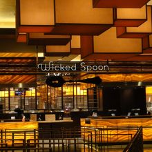 店内はオレンジのインテリアでオシャレな感じです。