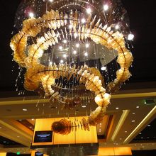 ゴージャスなシャンデリアがお出迎え。