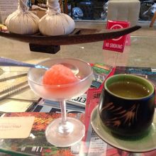 お茶と氷菓子のサービス