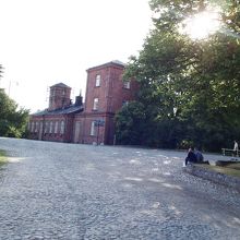 堅牢そうな建物があります