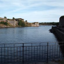 島の周囲には城壁が築かれています。