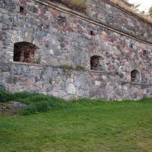 鉄砲や大砲を撃つときの狭間のような穴です