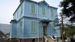 旧開智学校に隣接。