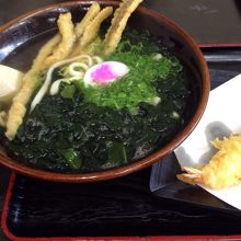 ゴボウ天うどん。追加でわかめ。