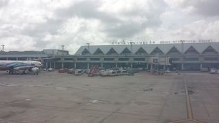 国際線利用。土産物では最低限の品揃えはある。