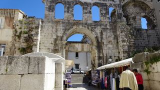 銀の門の前で、お買い物♪