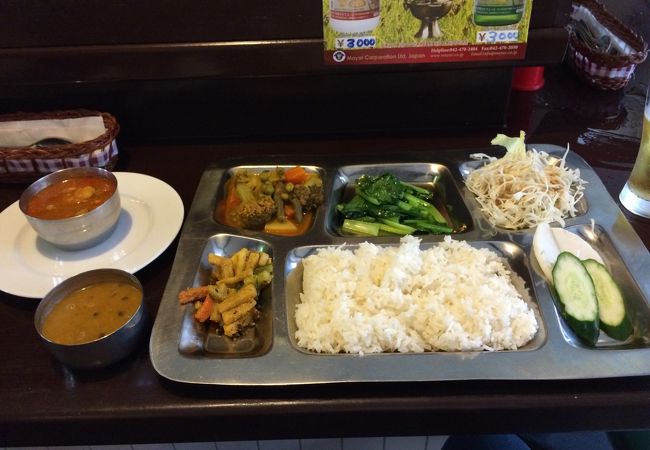 ダルバートタルカリランチあります