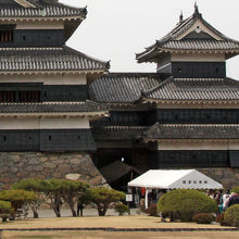 中央が渡櫓。(右は小天守)