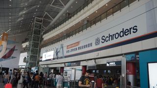 空港からの電車が発着する駅