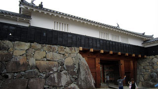 松本城最大の石垣がある。