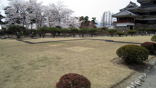 天守前に広がる御殿跡。