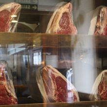 ショーケースの中の生肉。