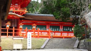 朱色の建物と石燈籠や釣鐘楼がきれいです