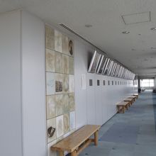 内側壁の展示の一部 (陶壁画や写真)