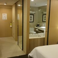 荷物を置く場所もあり、シャワールームも広いです。