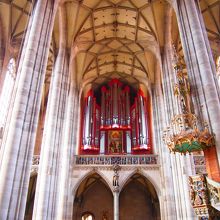 立派なパイプオルガン