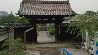 本堂は現代的な建物