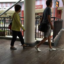 駐車場は混みますが店内はそこまで混んでません。