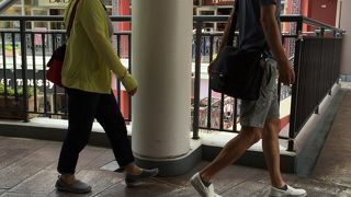 土日は人多し。