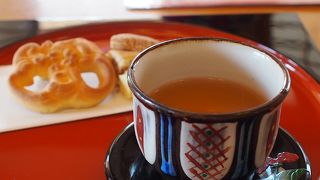 お茶とお菓子をいただきました