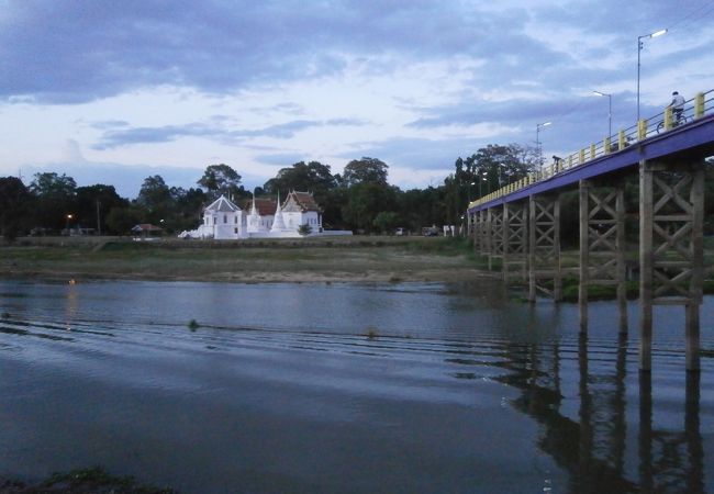 紫の町の白い塔が印象的な寺院