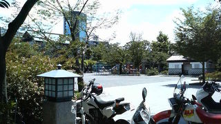 お屋敷っぽいトイレなど深川らしい演出も