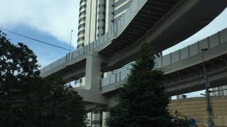 初台にあります。