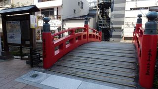 オブジェのような小さな赤い橋