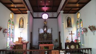 畳敷きで、中央が板敷きになっている非常に珍しいスタイルの教会