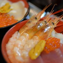 海鮮丼（手前）、三色丼（奥）