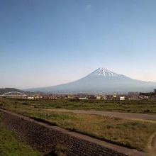 富士川河川敷から見る富士山。