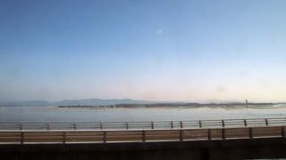 新幹線の車窓からも望める。