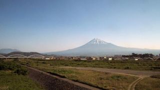 富士の裾野を流れる。