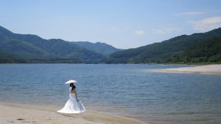 山間に青く輝く湖