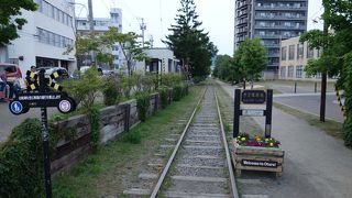 線路の上を歩ける。